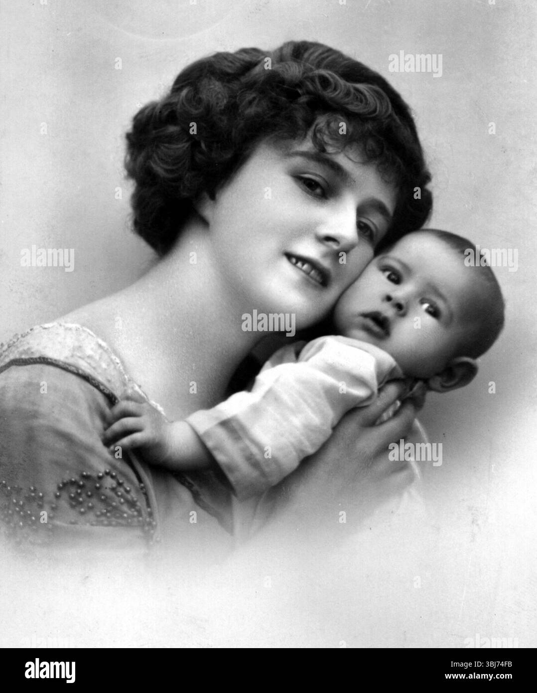 Madre con bambino, primo piano di una donna che abbraccia amorevolmente il suo bambino, foto storica Foto Stock