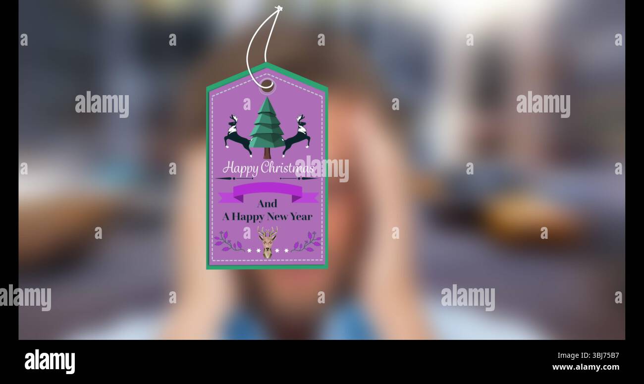 Cartellino regalo viola per le vacanze appeso nel moderno soggiorno dell'appartamento con illustrazioni di alberi e cervi Foto Stock