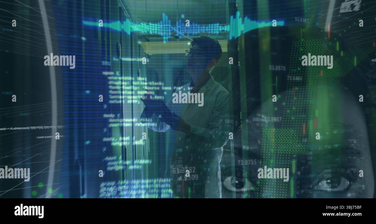 Analisi di data ENGINEER che tiene un tablet nel data center, con rack per server e sovrapposizioni olografiche Foto Stock