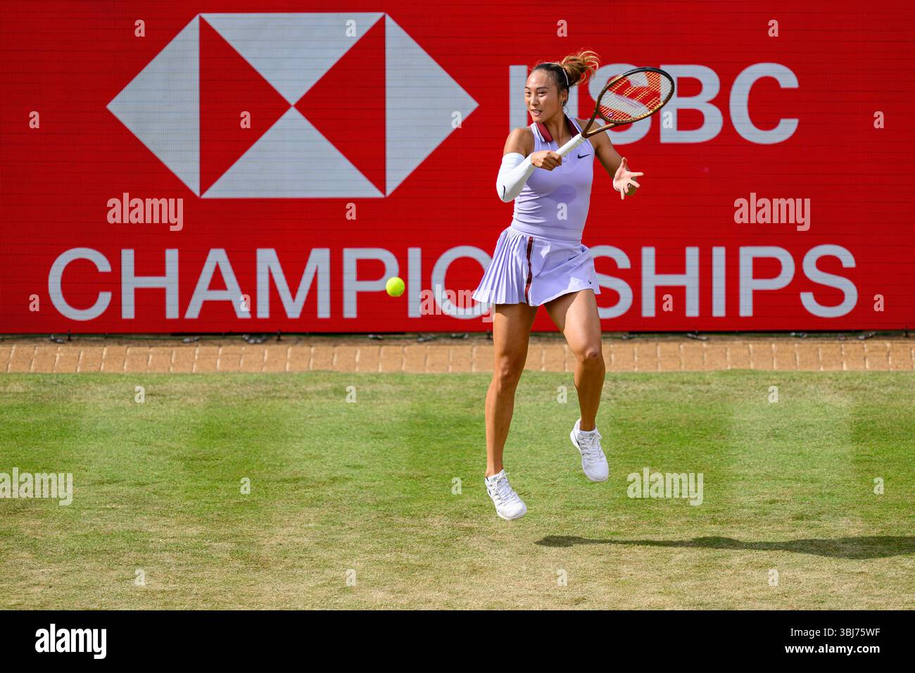 LONDRA, REGNO UNITO, 13 giugno: Qinwen Zheng (CHA) in azione contro Emma Raducanu (GBR) durante le partite singole WTA 500 il giorno 5 dei Campionati HSBC 2025 al Queen's Club venerdì 13 giugno 2025 a LONDRA, REGNO UNITO. Crediti: Taka Wu/Alamy Live News Foto Stock