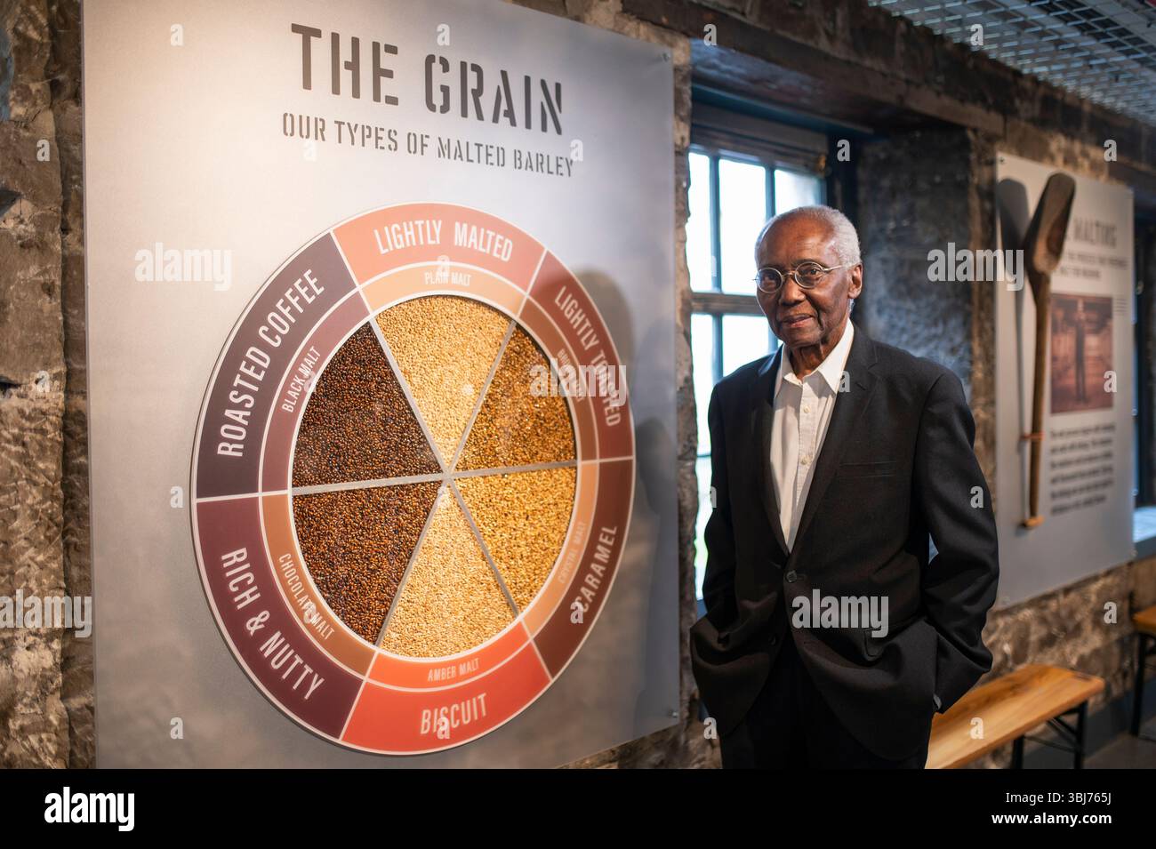 Sir Godfrey Palmer OBE, Regno Unito. 13 giugno 2025. Foto, annuncio che Sir Geoff Palmer OBE e' morto oggi. 13 giugno 2025 12 aprile 2022. Sir Godfrey Palmer OBE è professore emerito presso la School of Life Sciences della Heriot-Watt University di Edimburgo, Scozia, ha scoperto il processo di abrasione dell'orzo mentre era ricercatore presso la Brewing Research Foundation dal 1968 al 1977 Credit: phil wilkinson/Alamy Live News Foto Stock