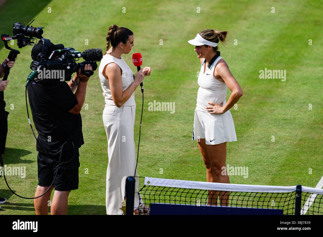 LONDRA, REGNO UNITO 13 giugno: Tatjana Maria (GER) è stata intervistata dopo aver vinto contro Elena Rybakina (KAZ) durante i quarti di finale WTA 500 il giorno 5 dei Campionati HSBC 2025 al Queen's Club venerdì 13 giugno 2025 a LONDRA, REGNO UNITO. Crediti: Taka Wu/Alamy Live News Foto Stock