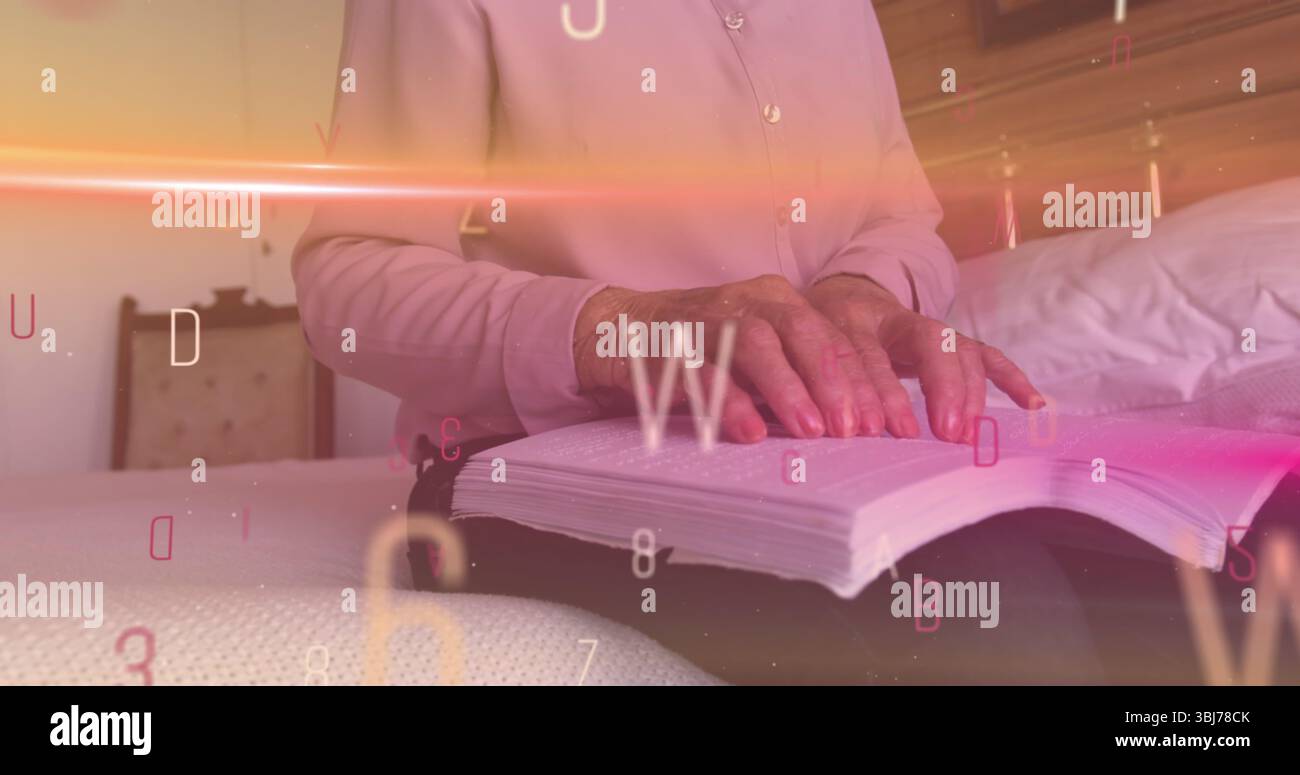 Lettura di una donna anziana che gira pagine di libri a letto a casa, con sovrapposizioni di lettere e numeri digitali Foto Stock
