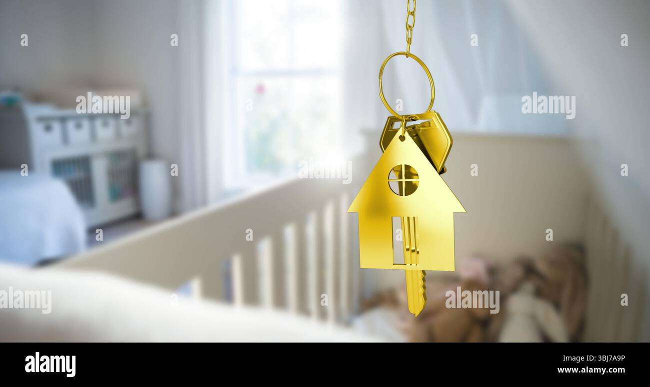 Portachiavi a forma di casa dorata appeso a una catena corta in un vivaio con luce soffusa, con chiave in metallo vicino al lettino Foto Stock