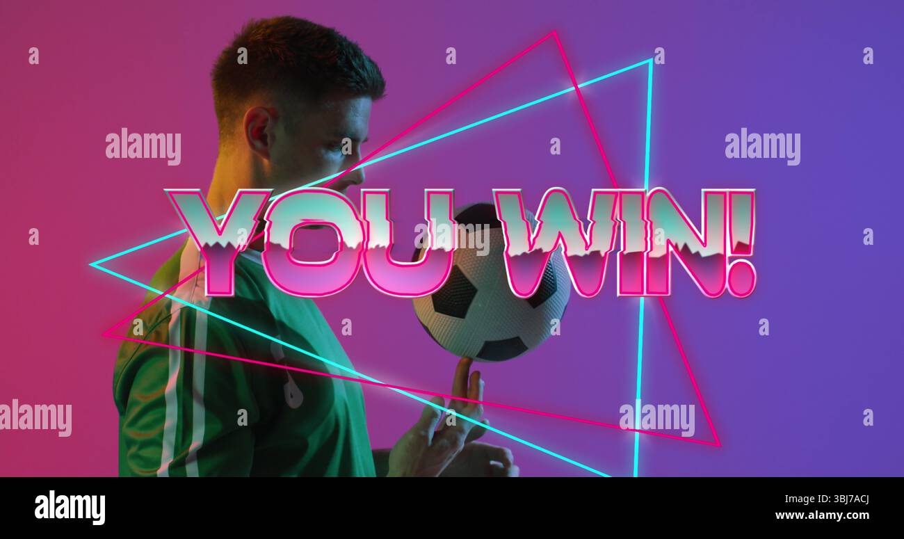 Giocatore di calcio che indossa una maglia verde per bilanciare la palla al dito in studio, con luci al neon a triangolo Foto Stock