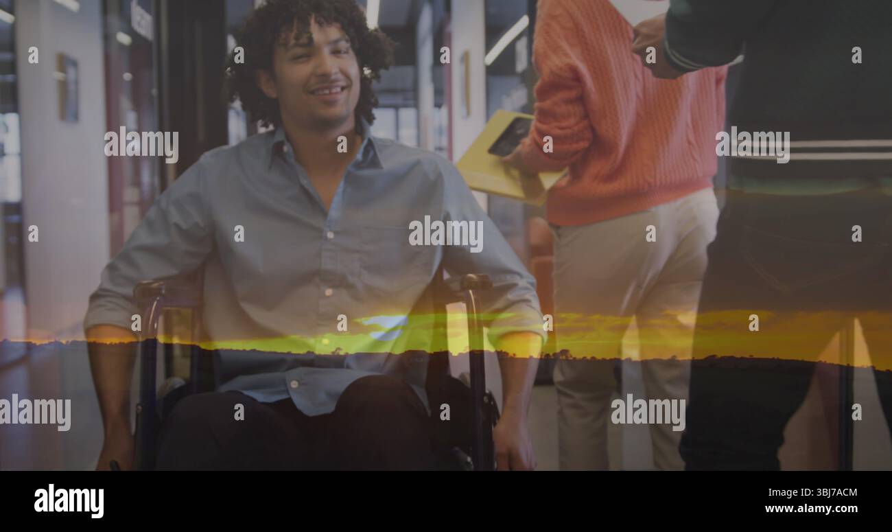 Interazione di utenti su sedia a rotelle utilizzando la cartella gialla e lo smartphone nel corridoio dell'ufficio, con porte in vetro Foto Stock