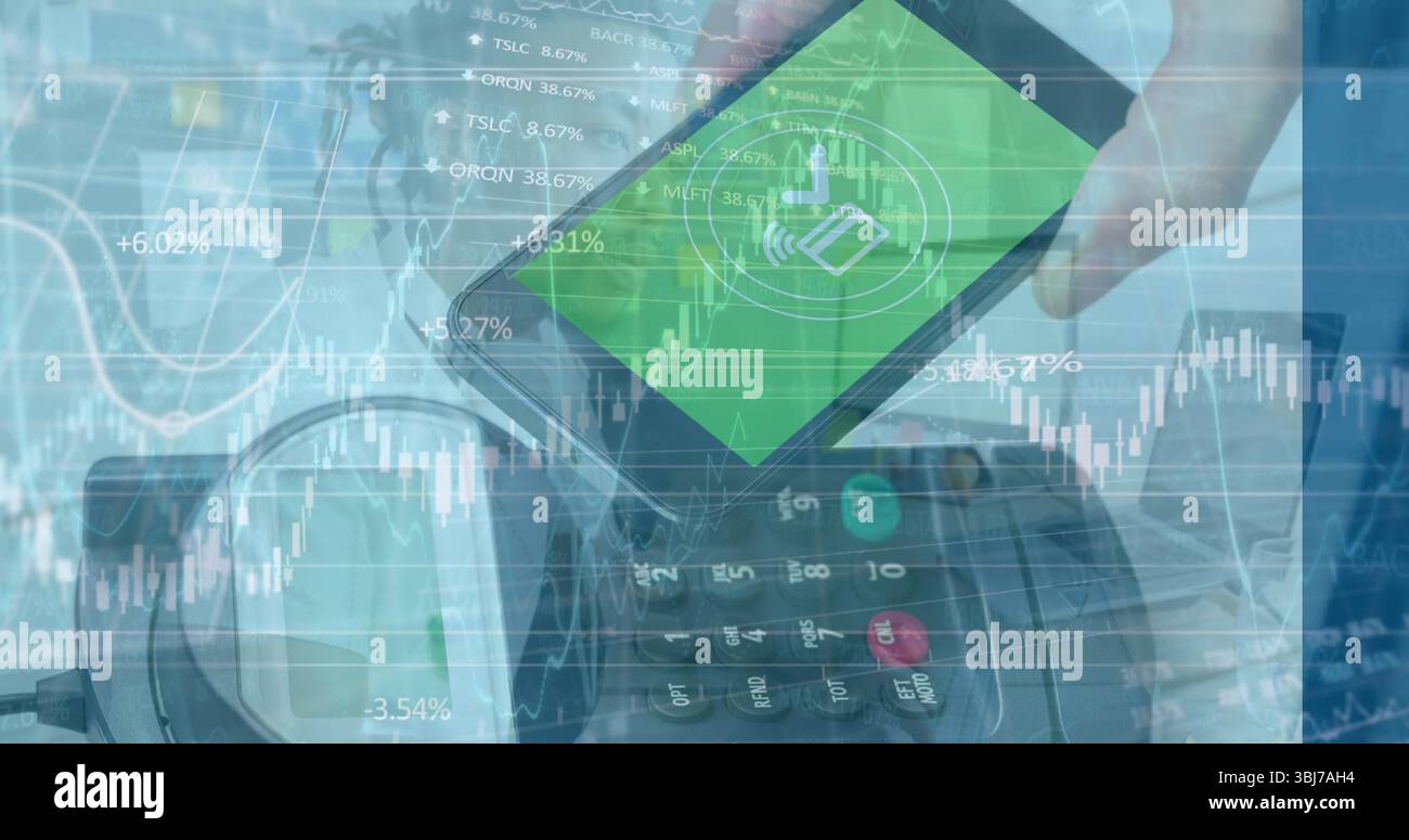 Tenere in mano lo smartphone con l'icona del pagamento che passa il mouse sul lettore di carte di credito al momento del pagamento con grafici finanziari Foto Stock