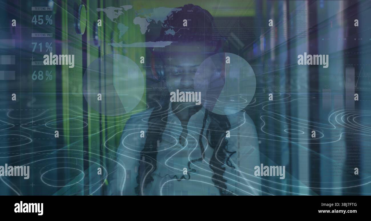 Donna che monitora il tecnico IT in maglietta che controlla il tablet nella corsia dei rack server, con sovrapposizioni HUD Foto Stock