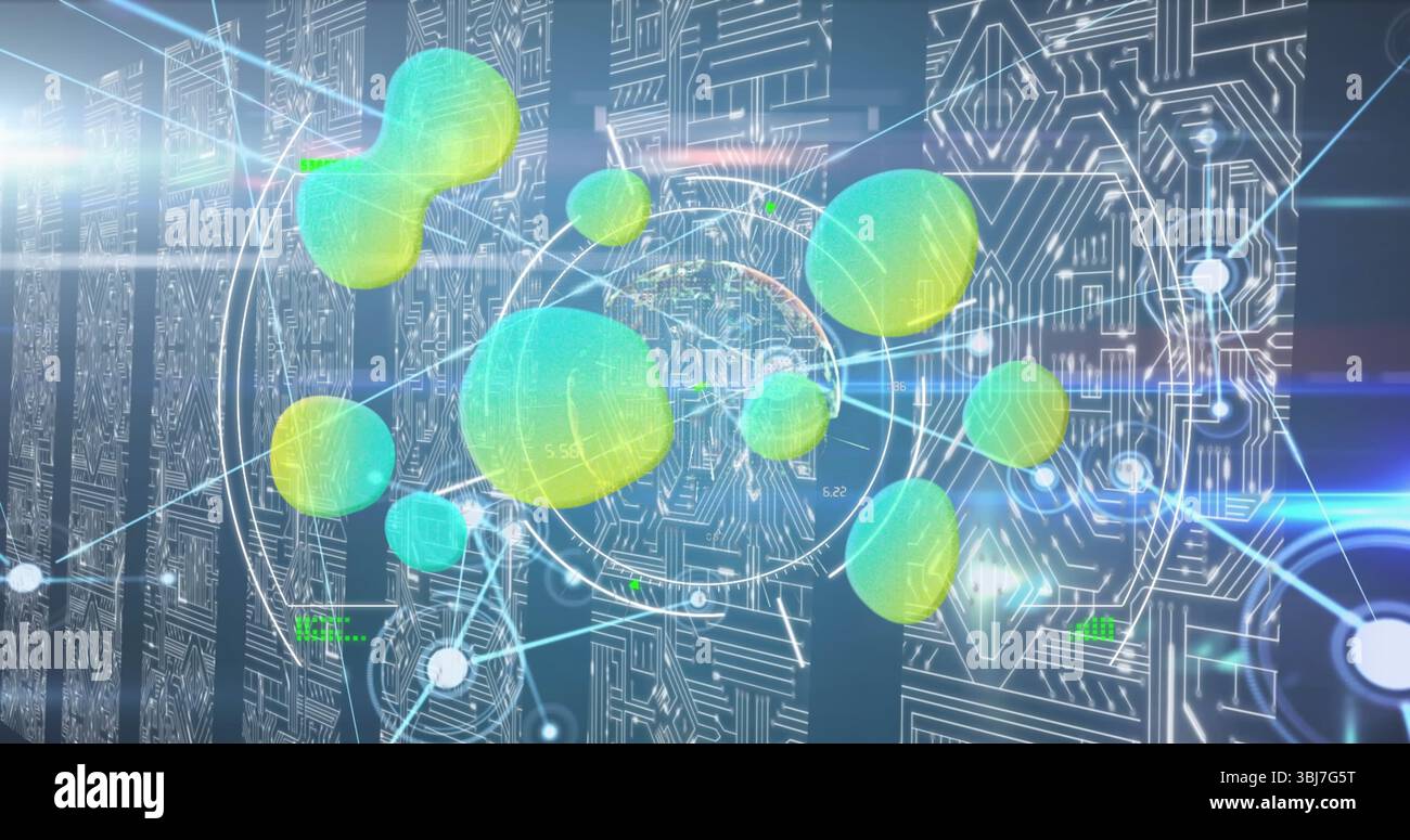 Sfere olografiche multicolore flottanti nell'interfaccia dati, con linee di rete e schede a circuito stampato Foto Stock