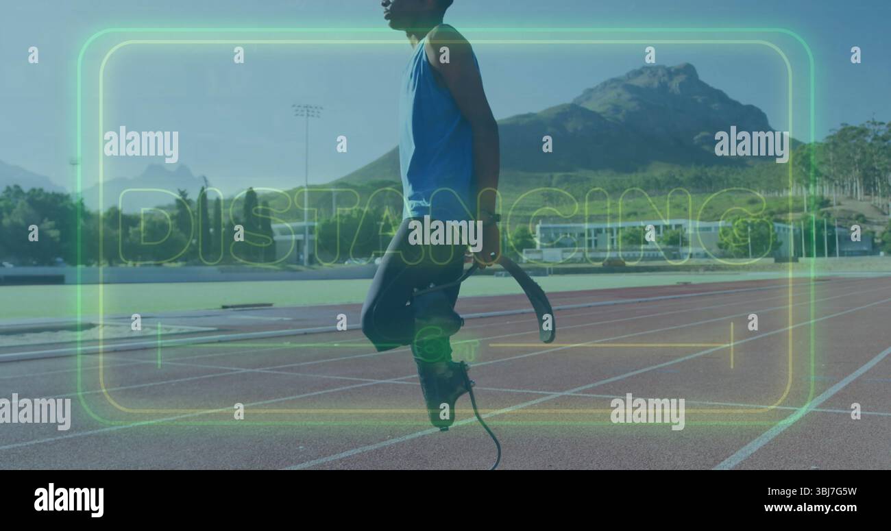Atleta adolescente in pista che indossa top, lama protesica e scarpa sportiva con DISTANZA al neon Foto Stock