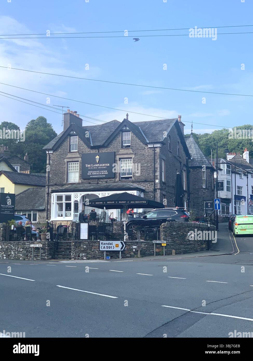 Lake Windermere, negozi, città, visita il vecchio stagno con acqua di storia storica. La gente sedeva, casa, pub, birra, cibo, cena, affittare un hotel turistico Foto Stock