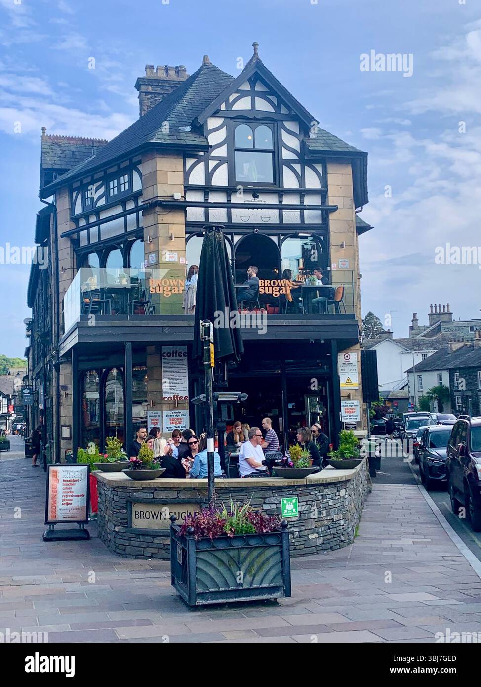Lake Windermere, negozi, città, visita il vecchio stagno con acqua di storia storica. La gente sedeva, casa, pub, birra, cibo, cena, affittare un hotel turistico Foto Stock