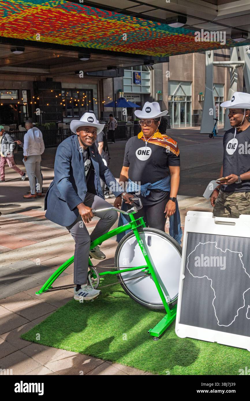 One Campaign, fondata più di due decenni fa per combattere la povertà e le malattie prevenibili, ospita un evento nel centro di Calgary Foto Stock