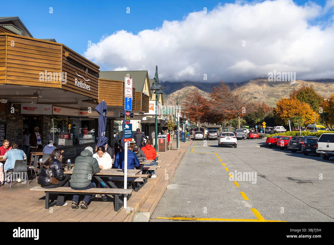 Il centro di Wanaka in via Ardmore, con la caffetteria Relishes, Otago, South Island, nuova Zelanda Foto Stock