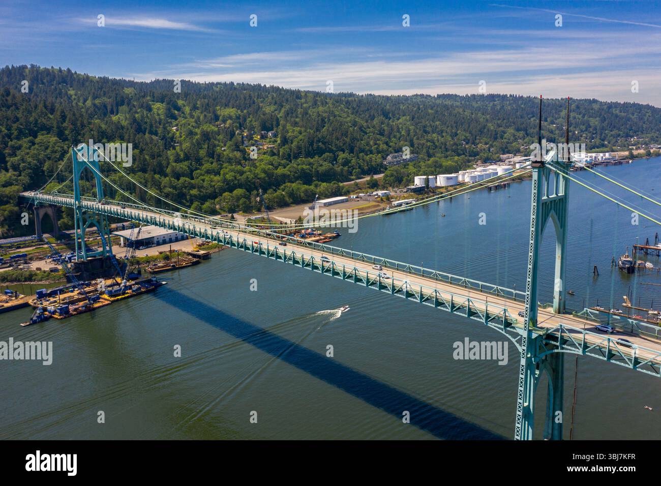 Portland, Oregon - 11 maggio 2019: Una vista aerea mostra il St. Johns Bridge che attraversa il fiume Willamette, collegando North Portland a Linnton e St Foto Stock