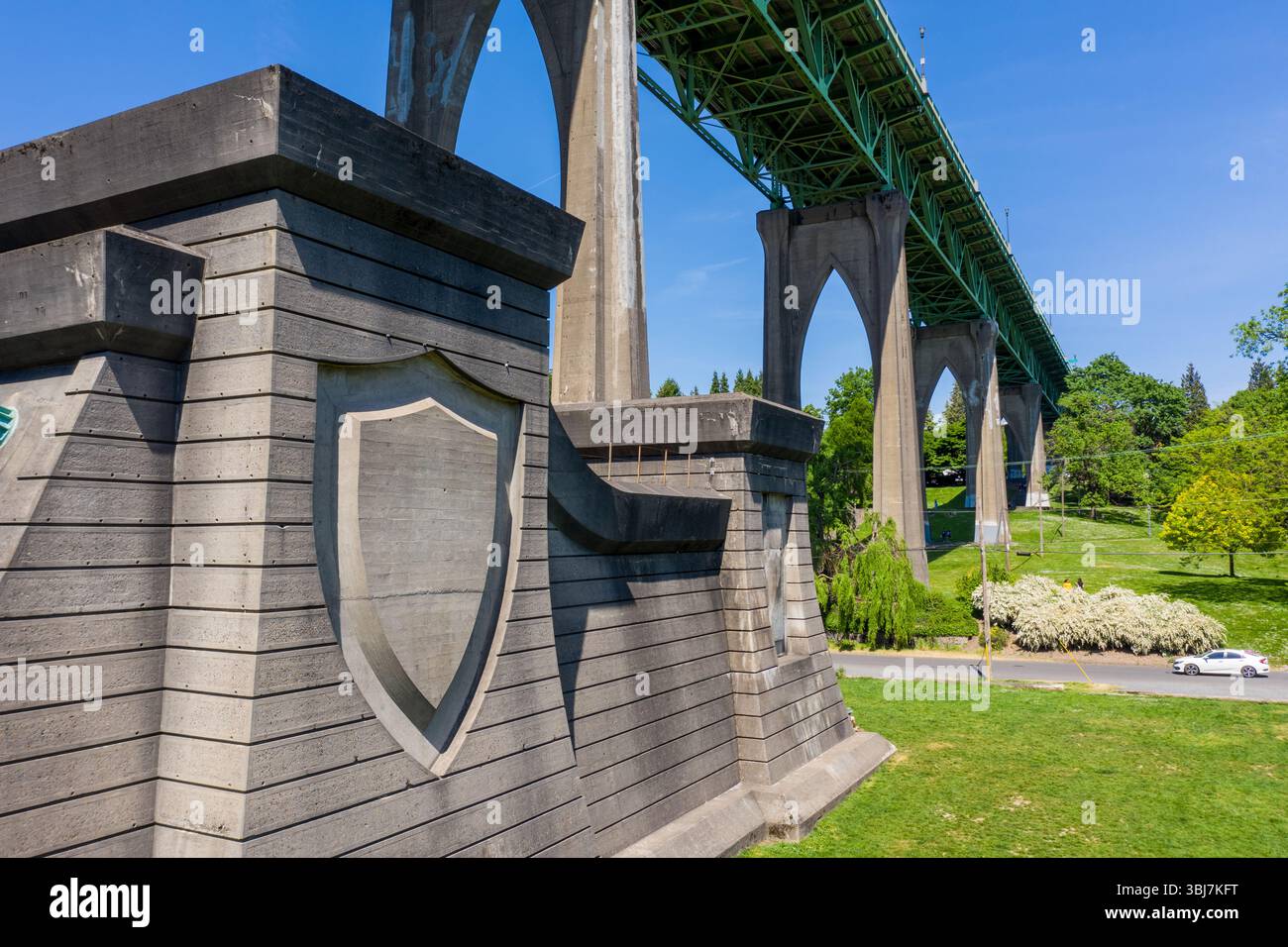 Portland, Oregon - 11 maggio 2019: Il St. Johns Bridge, un ponte sospeso in acciaio, è visibile dal Cathedral Park. Collega North Portland a Linnton. Foto Stock