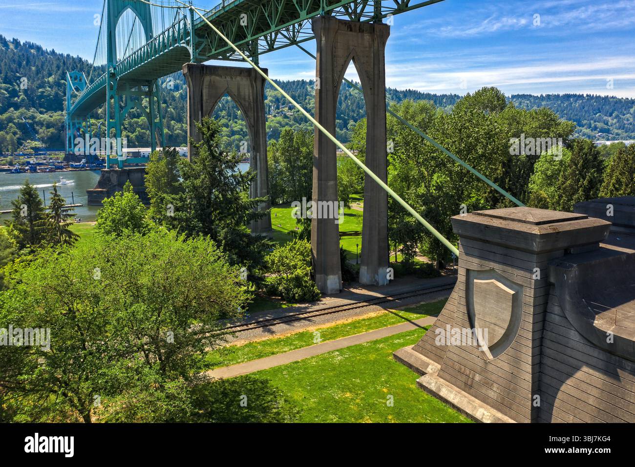 Portland, Oregon - 11 maggio 2019: Il St. Johns Bridge, un ponte sospeso in acciaio, è visibile dal Cathedral Park. Collega North Portland a Linnton. Foto Stock