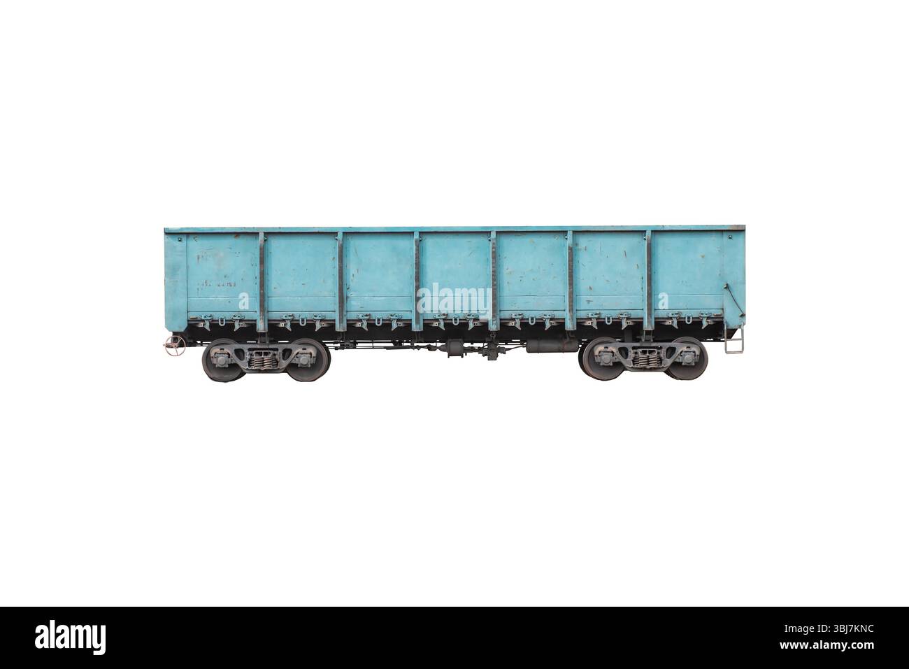 Carro blu metallico o carro merci isolato su bianco. Veicoli ferroviari non alimentati utilizzati per il trasporto di merci. Foto Stock