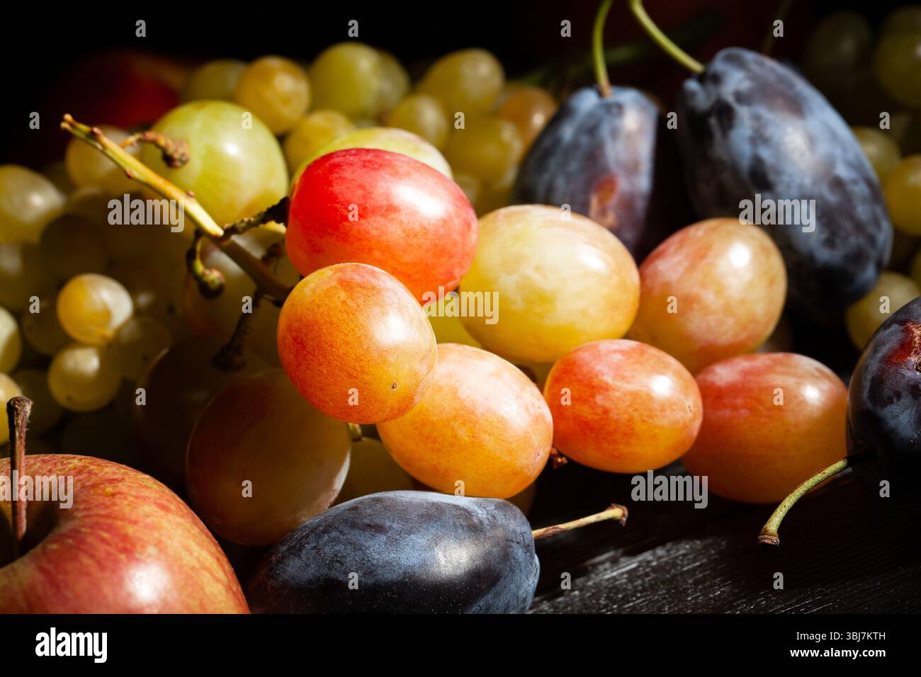 mix di uva rossa su sfondo nero Foto Stock