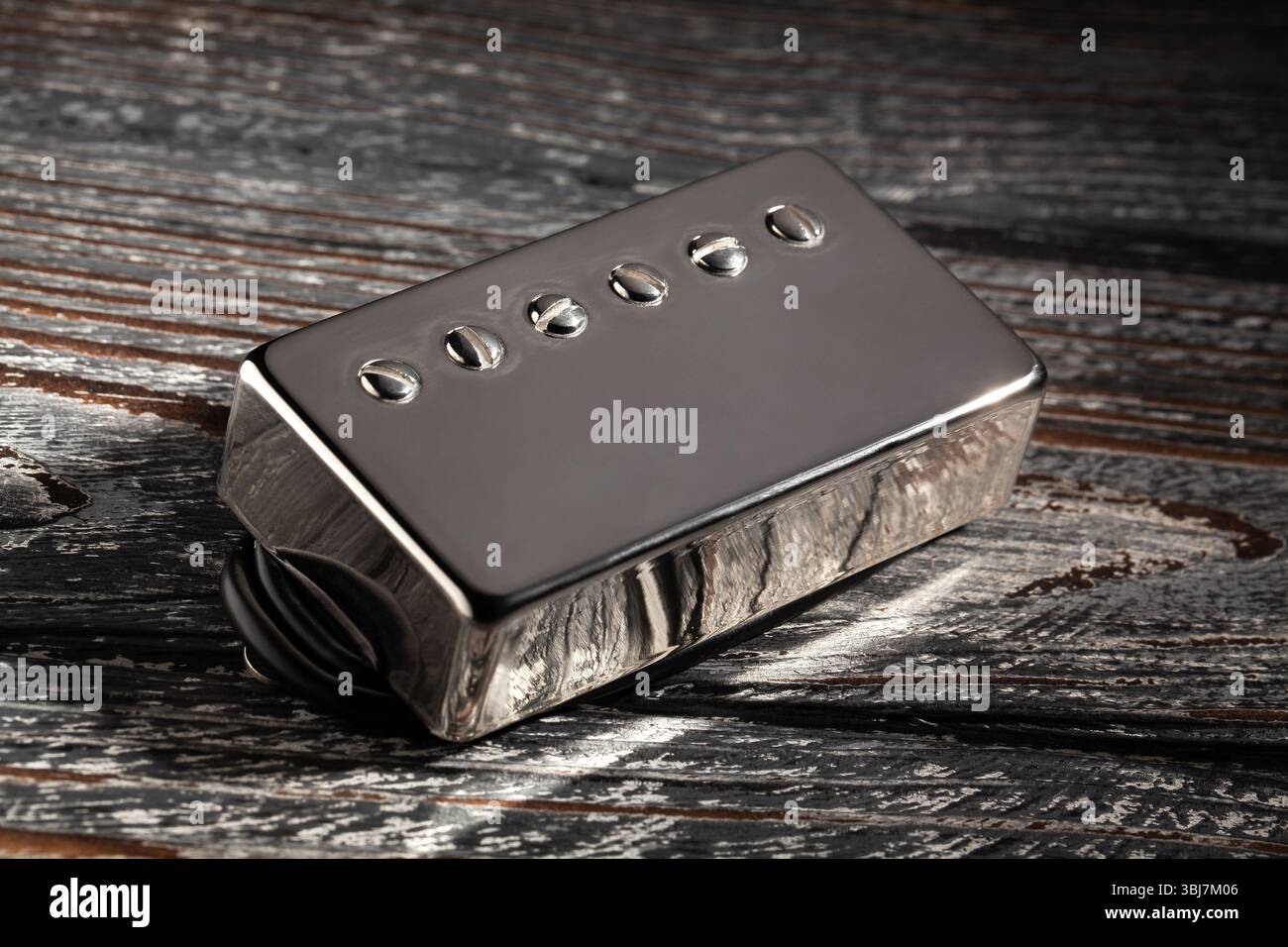 pick-up humbucker su sfondo in legno nero Foto Stock