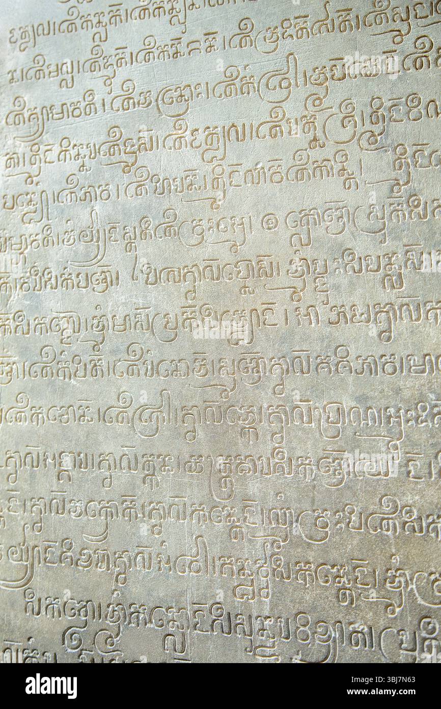 Iscrizioni sanscrite all'interno del tempio Lolei, ad Angkor Wat, Siem Reap, Cambogia Foto Stock