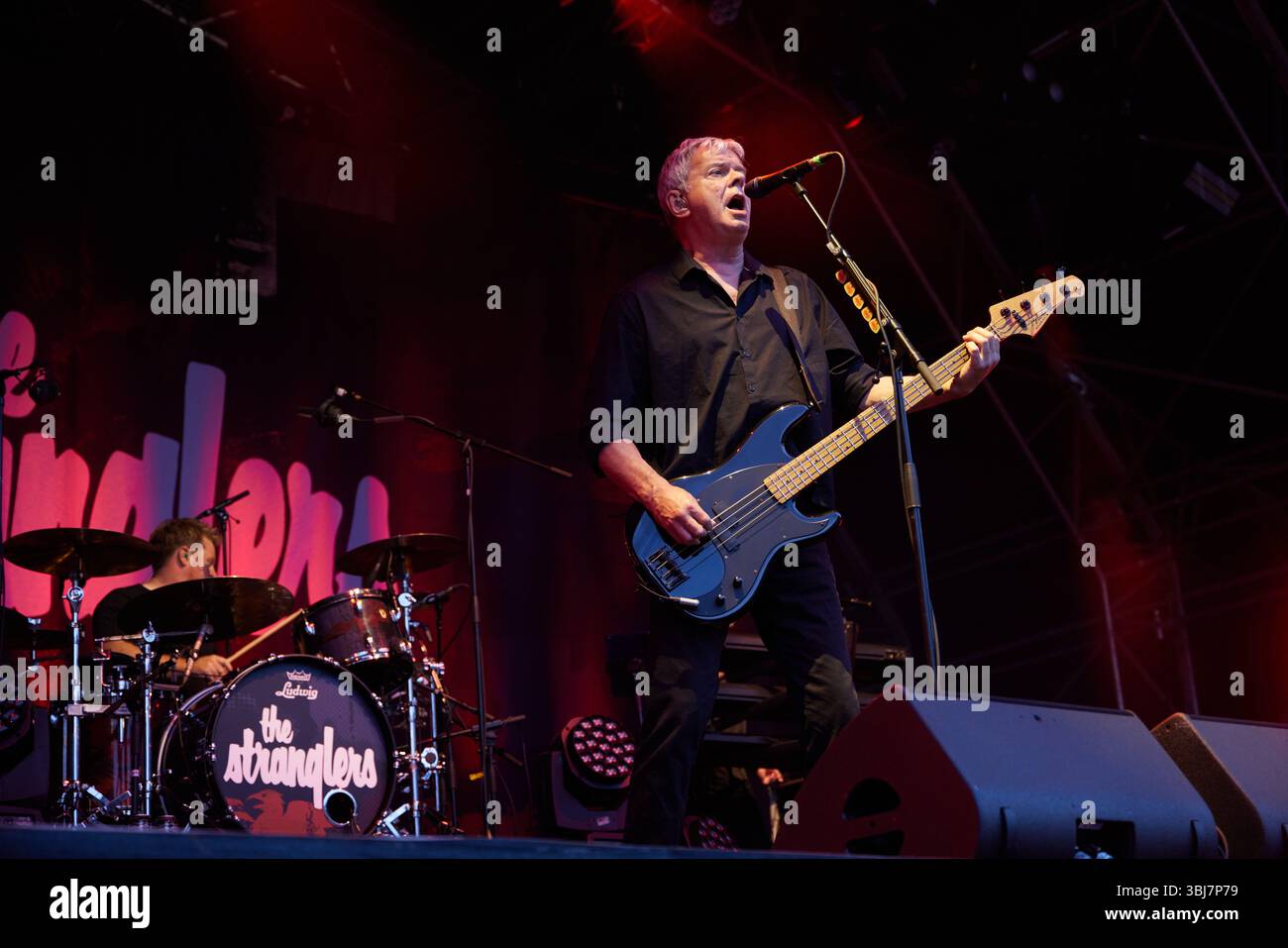 Lincoln, Regno Unito. 13 giugno 2025. The Stranglers TK Max presenta Live al Lincoln Castle venerdì 13 giugno 2025 Baz Warne, Jean Jacques Burnel crediti: Phil Crow/Alamy Live News Foto Stock