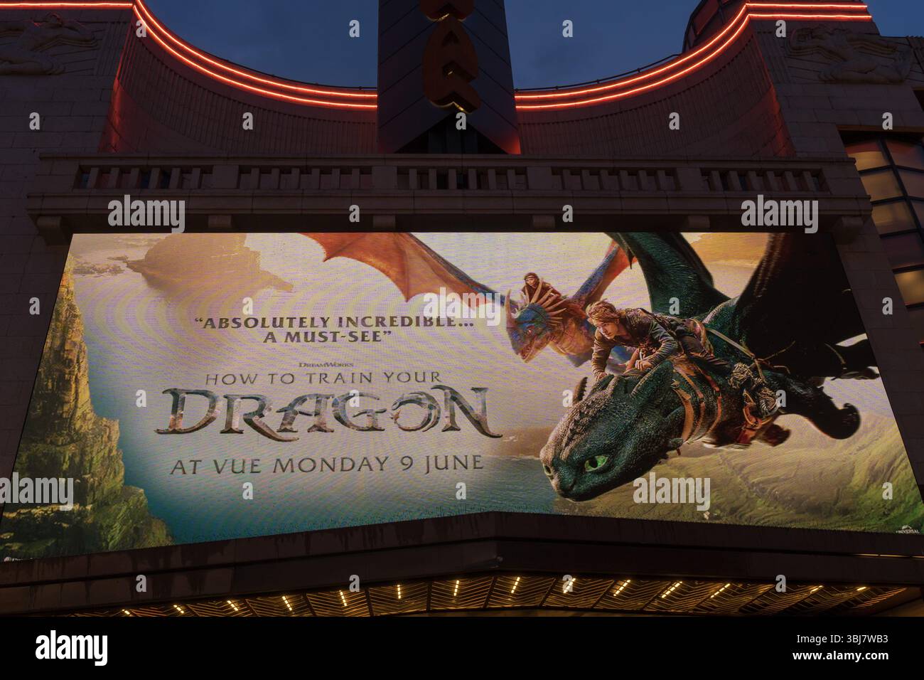 Un gigantesco cartellone digitale nel West End di Londra mostra come addestrare il tuo poster del film Dragon, portando un'epica avventura animata nel cuore della città. Foto Stock