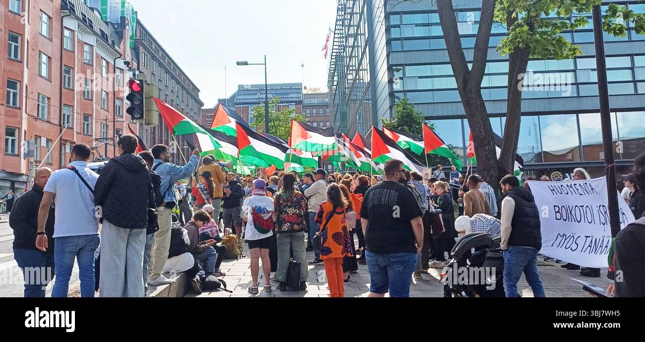 Helsinki, Uusimaa, Finlandia. 11 giugno 2025. Quasi 100 persone si sono riunite nel quartiere centrale di Kampi, Helsinki, in Finlandia, per alzare la voce a sostegno dei diritti umani palestinesi. Si sono sentiti canti: "Libertà per la Palestina, Israele è uno Stato terrorista e nazista, soldati israeliani fuori da Gaza, saremo liberi, riconosceremo la Palestina!” . (Credit Image: © Jose Tabares/ZUMA Press Wire) SOLO PER USO EDITORIALE! Non per USO commerciale! Foto Stock