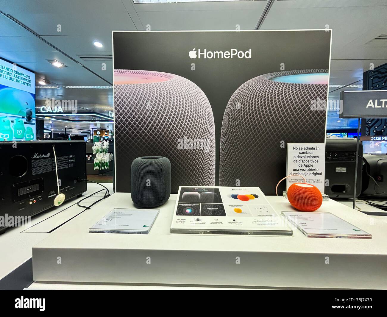 Alicante, Spagna - 11 giugno 2025: Display Apple HomePod con altoparlanti intelligenti in un ambiente retail con elementi di design moderni e colori vivaci Foto Stock