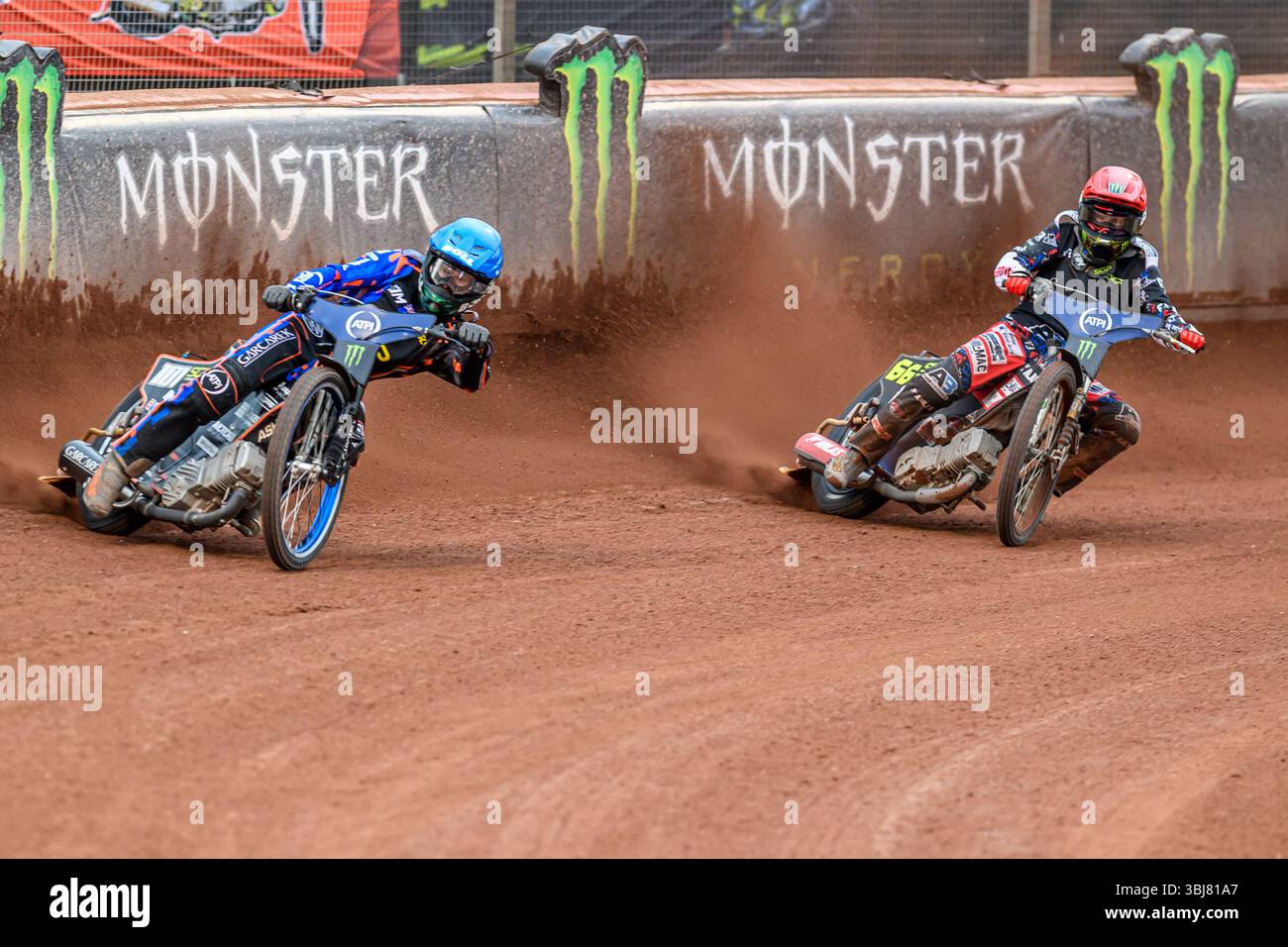 Brady Kurtz (101) dell'Australia in Blue Leading Fredrik Lindgren (66) della Svezia in Red durante l'ATPI FIM Speedway Grand Prix Round 4 al National Speedway Stadium di Manchester, venerdì 13 giugno 2025. (Foto: Ian Charles | mi News) crediti: MI News & Sport /Alamy Live News Foto Stock
