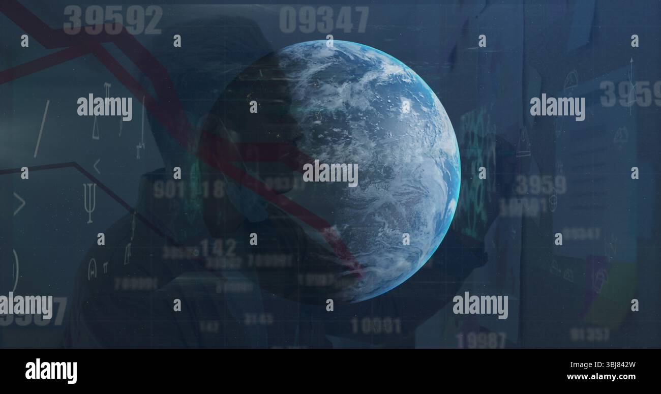 Globo terrestre 3D rotante mobile nel cruscotto virtuale, sovrapposizioni numeriche, linee cartografiche, simboli di codice Foto Stock
