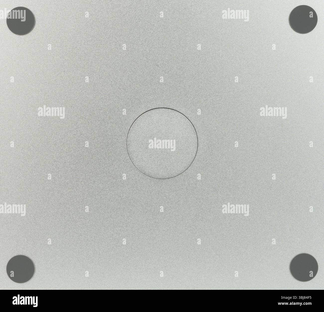 La superficie di base minimalista è caratterizzata da un cerchio centrale circondato da quattro supporti angolari in un design elegante. Foto Stock