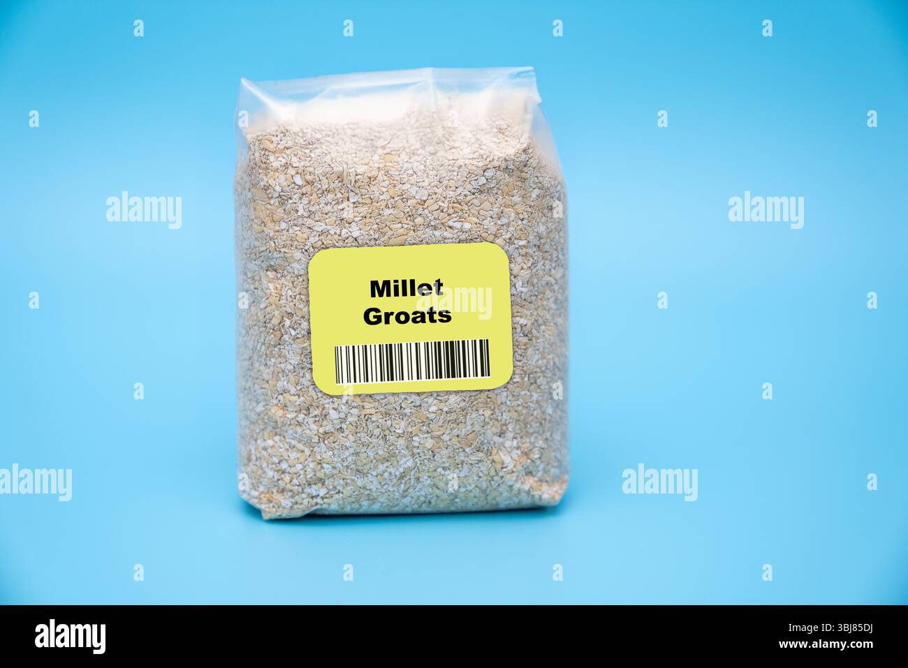 Groats di miglio. Ricco di magnesio e fosforo; migliora la salute della pelle e dei capelli. Cereali in una borsa le semole di miglio sono versatili e nutrienti, promuovendo pelle, capelli sani e un forte sistema cardiovascolare. Foto Stock