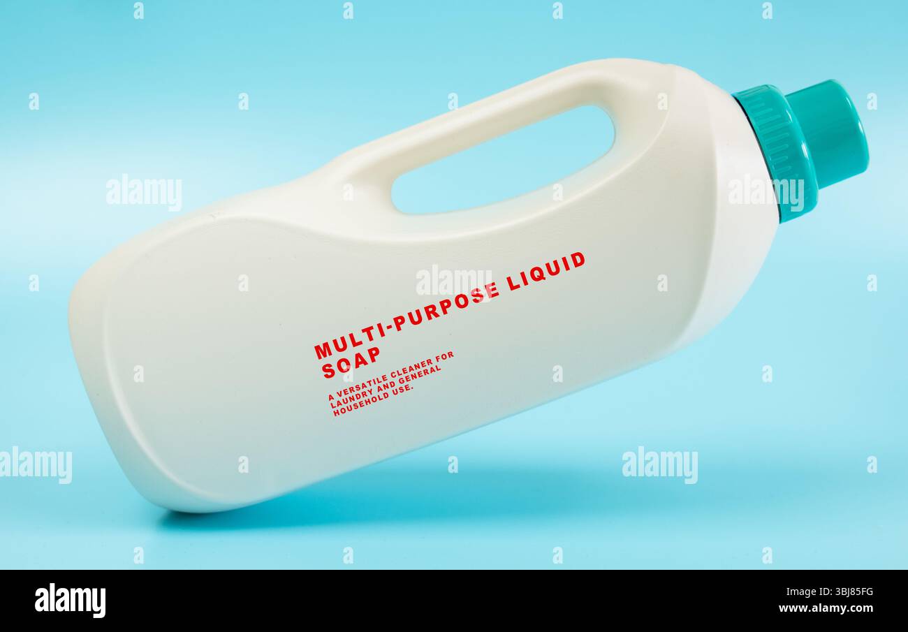 Sapone liquido multiuso. Un detergente versatile per il bucato e l'uso domestico generico. Foto Stock