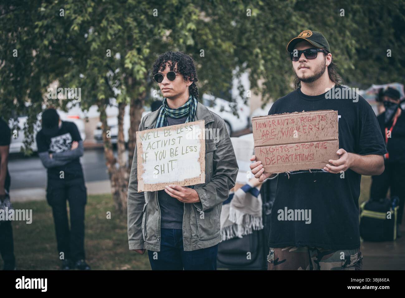 Richmond va, USA, 13 giugno 2025, i manifestanti marciano per le strade di Richmond per esprimere la loro rabbia verso le politiche di applicazione dell'immigrazione negli Stati Uniti, credito: Ben Lahoussine/Alamy Live News Foto Stock