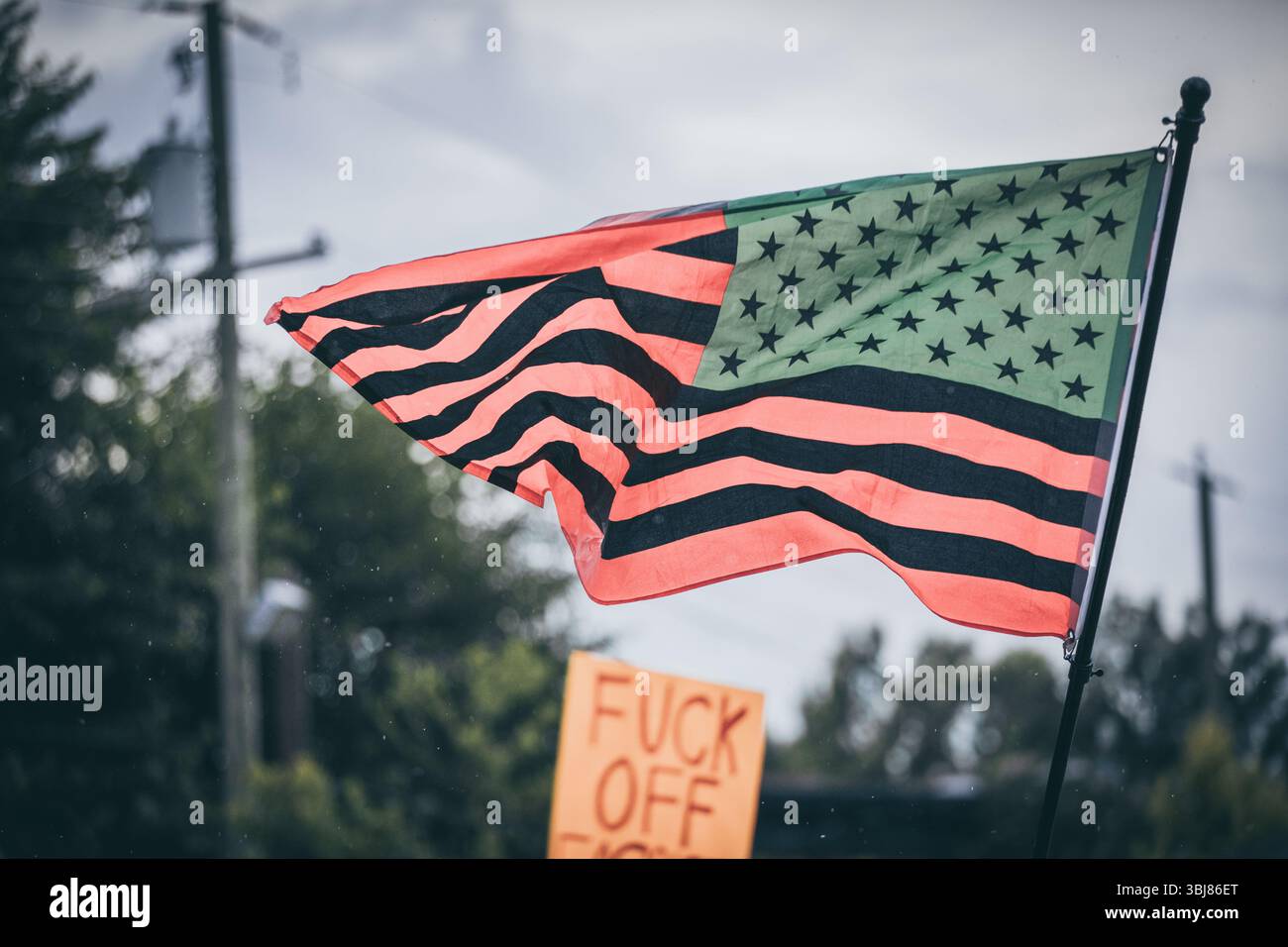 Richmond va, USA, 13 giugno 2025, i manifestanti marciano per le strade di Richmond per esprimere la loro rabbia verso le politiche di applicazione dell'immigrazione negli Stati Uniti, credito: Ben Lahoussine/Alamy Live News Foto Stock