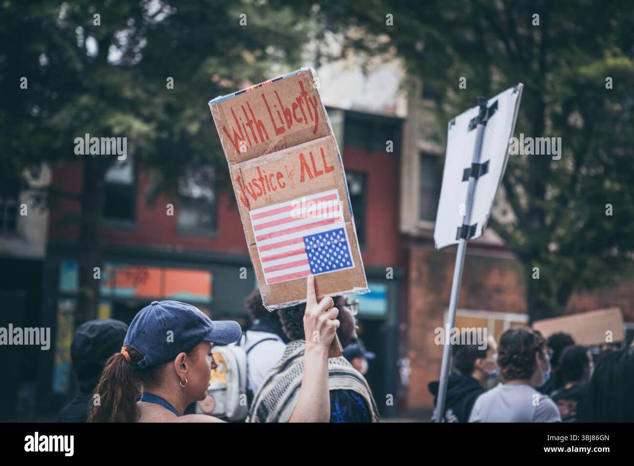 Richmond va, USA, 13 giugno 2025, i manifestanti marciano per le strade di Richmond per esprimere la loro rabbia verso le politiche di applicazione dell'immigrazione negli Stati Uniti, credito: Ben Lahoussine/Alamy Live News Foto Stock