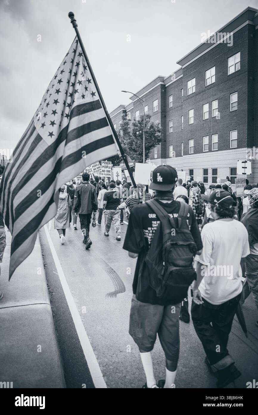 Richmond va, USA, 13 giugno 2025, i manifestanti marciano per le strade di Richmond per esprimere la loro rabbia verso le politiche di applicazione dell'immigrazione negli Stati Uniti, credito: Ben Lahoussine/Alamy Live News Foto Stock