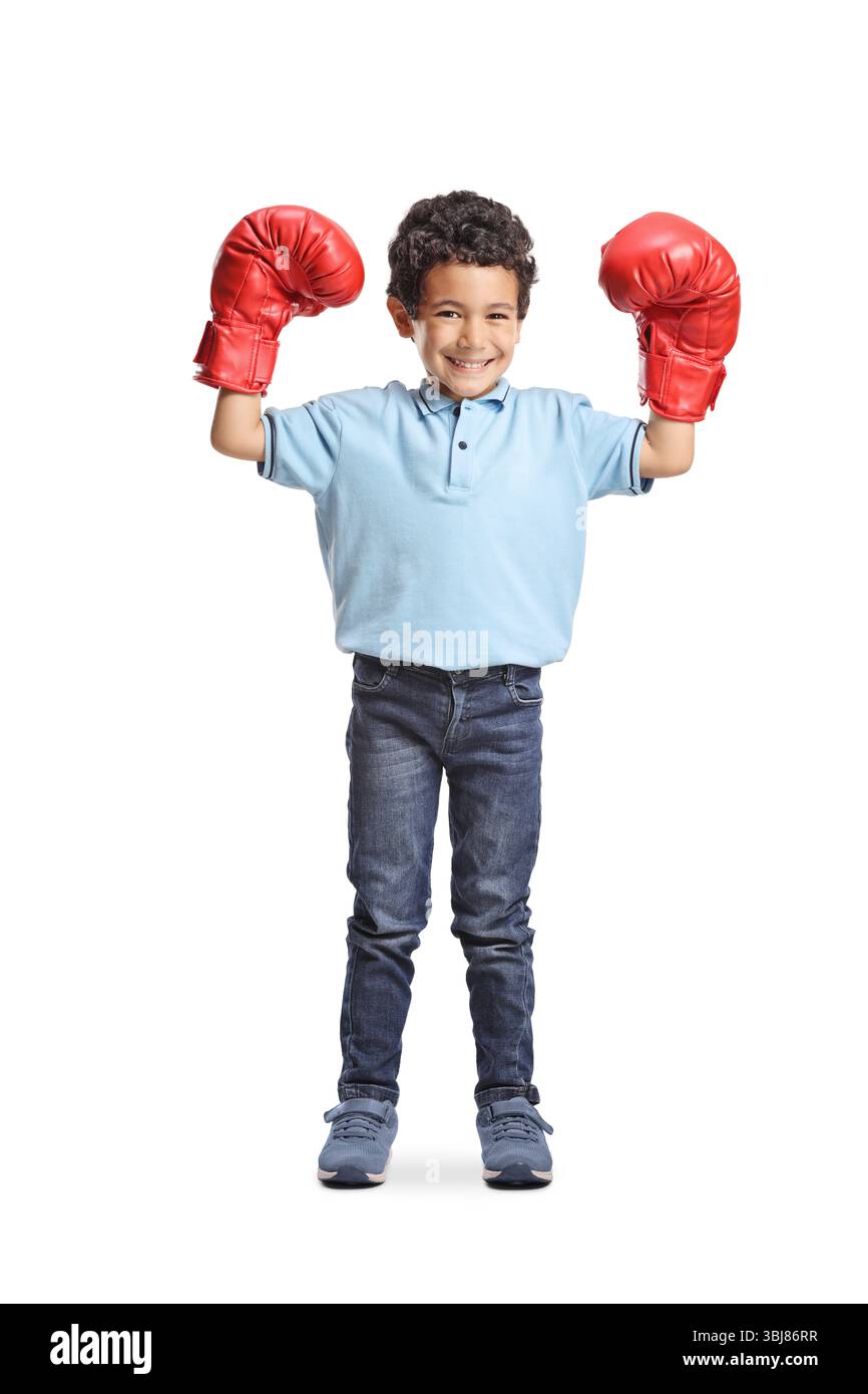 Carino ragazzo asiatico con guanti da boxe rossi isolati su sfondo bianco Foto Stock
