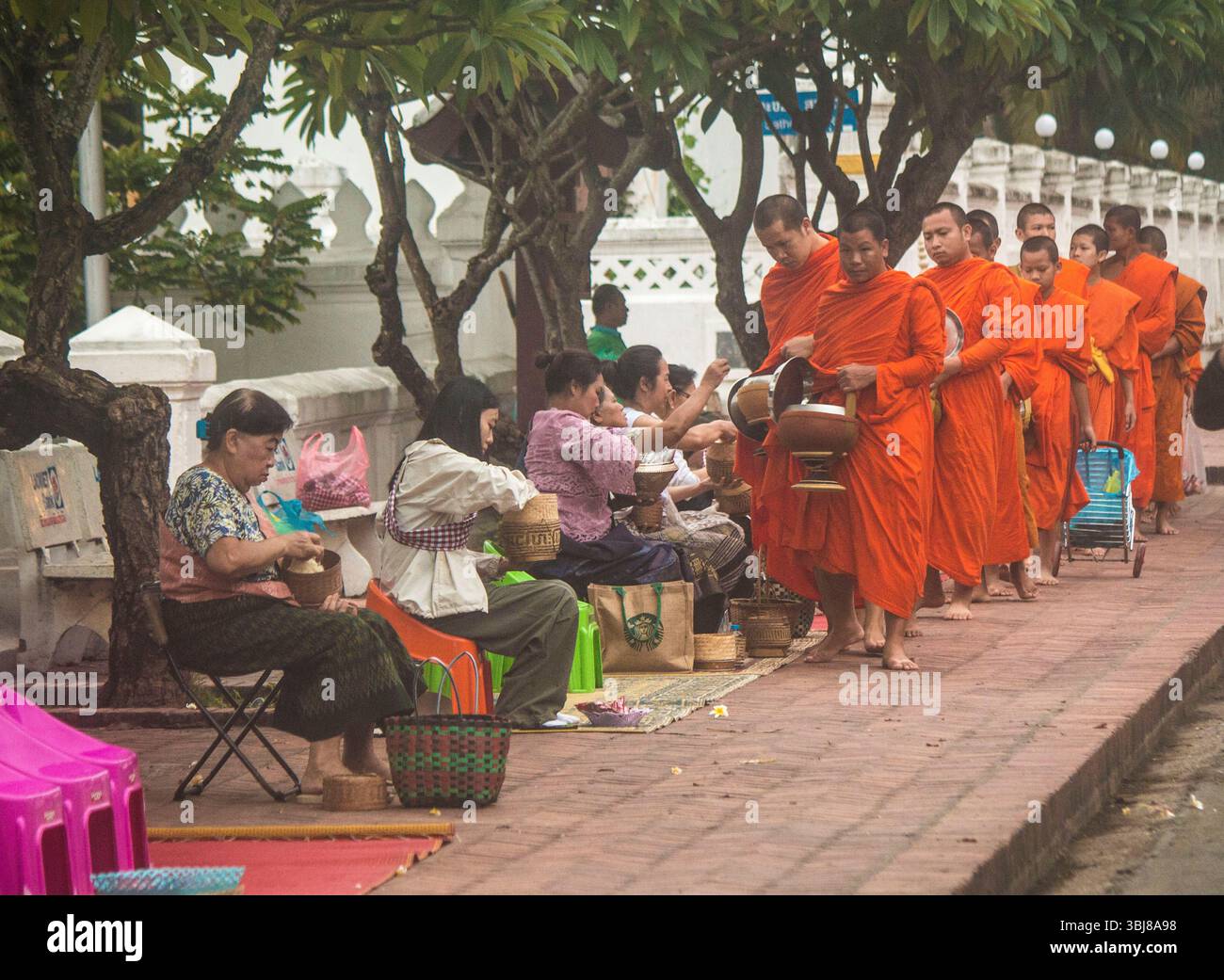 Elemosina che cede a Luang Prabang, Laos Foto Stock