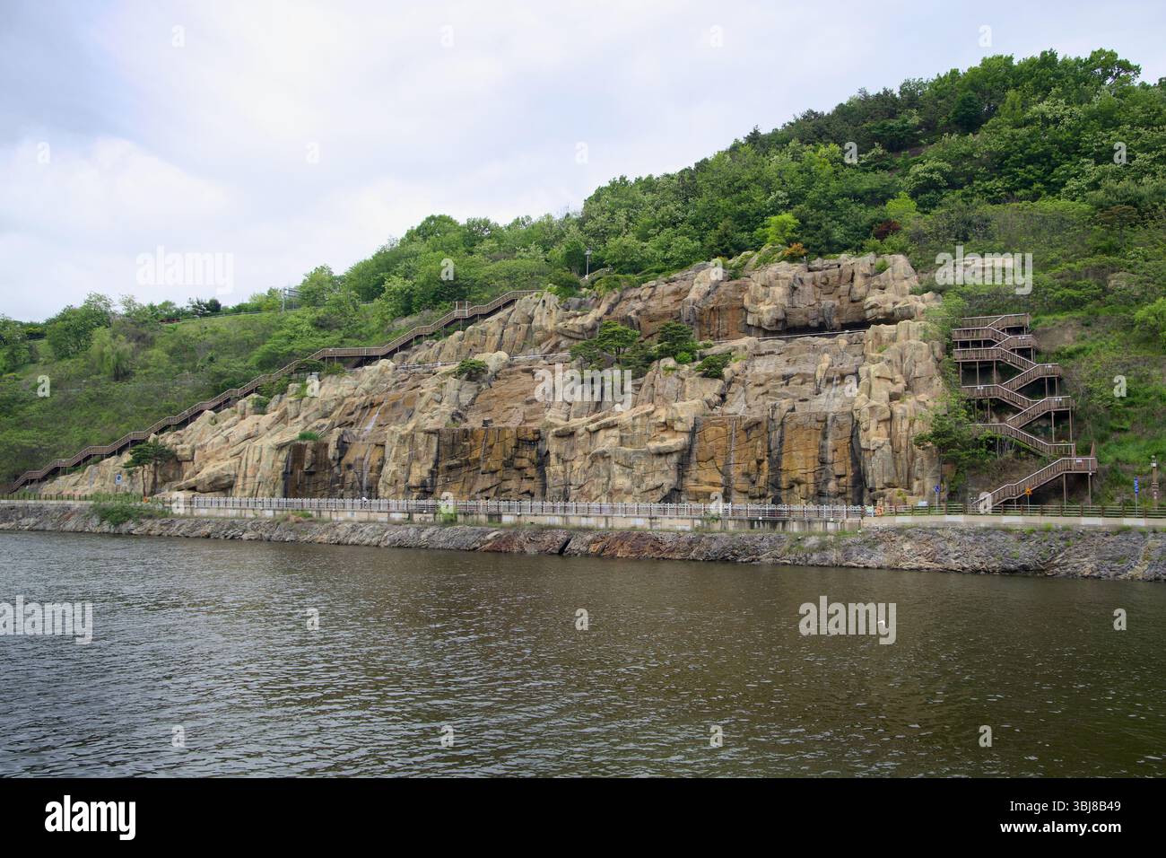 Incheon, Corea del Sud - 19 maggio 2025: Le formazioni rocciose di Ara Falls si trovano asciutte sopra l'Ara Waterway, rivelando la loro struttura ingegneristica come la sta Foto Stock