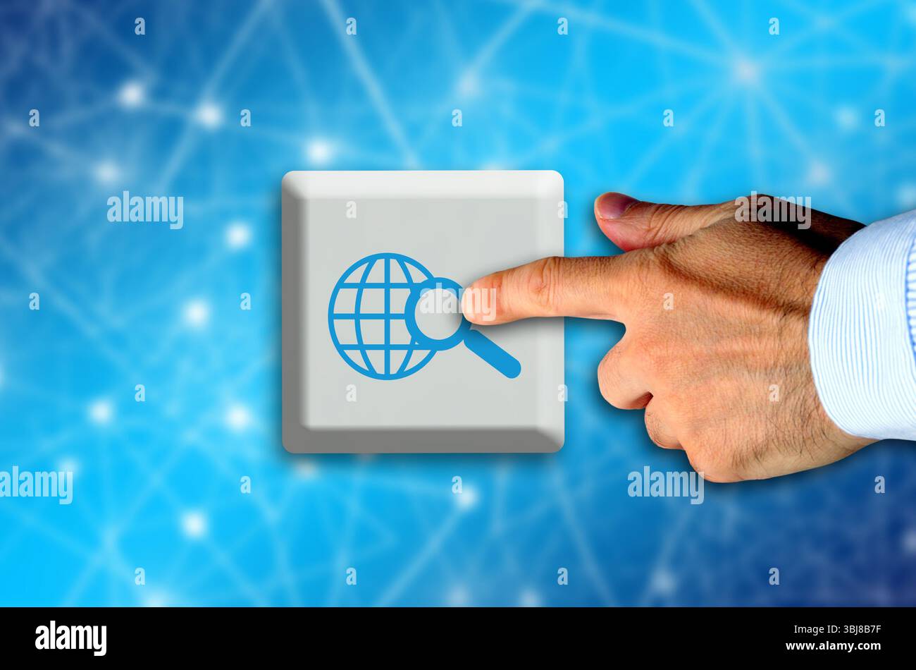 man finger premendo un pulsante come concetto per la ricerca di informazioni online Foto Stock