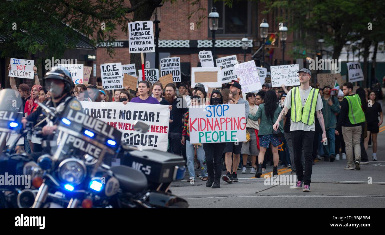 Dimostrazione ANTIGHIACCIO, Lowell, Massachusetts, USA. 13 giugno 2025. Circa 100 manifestanti marciarono a Lowell protestando contro le operazioni di immigrazione e applicazione delle dogane (ICE) nel Massachusetts. La protesta pacifica è stata scortata dalla polizia locale. Lowell, 31 miglia (50 km) a nord di Boston, ha una popolazione di meno di 150.000. Secondo i dati del censimento degli Stati Uniti, la città ha una grande popolazione ispanica o latina, insieme ad asiatici e neri o afroamericani costituiscono oltre il 50% del totale. Secondo ICE oltre 8.000 non documentati sono stati trattenuti DAI GHIACCI nel New England. Crediti: Chuck Nacke / Alamy Live News Foto Stock