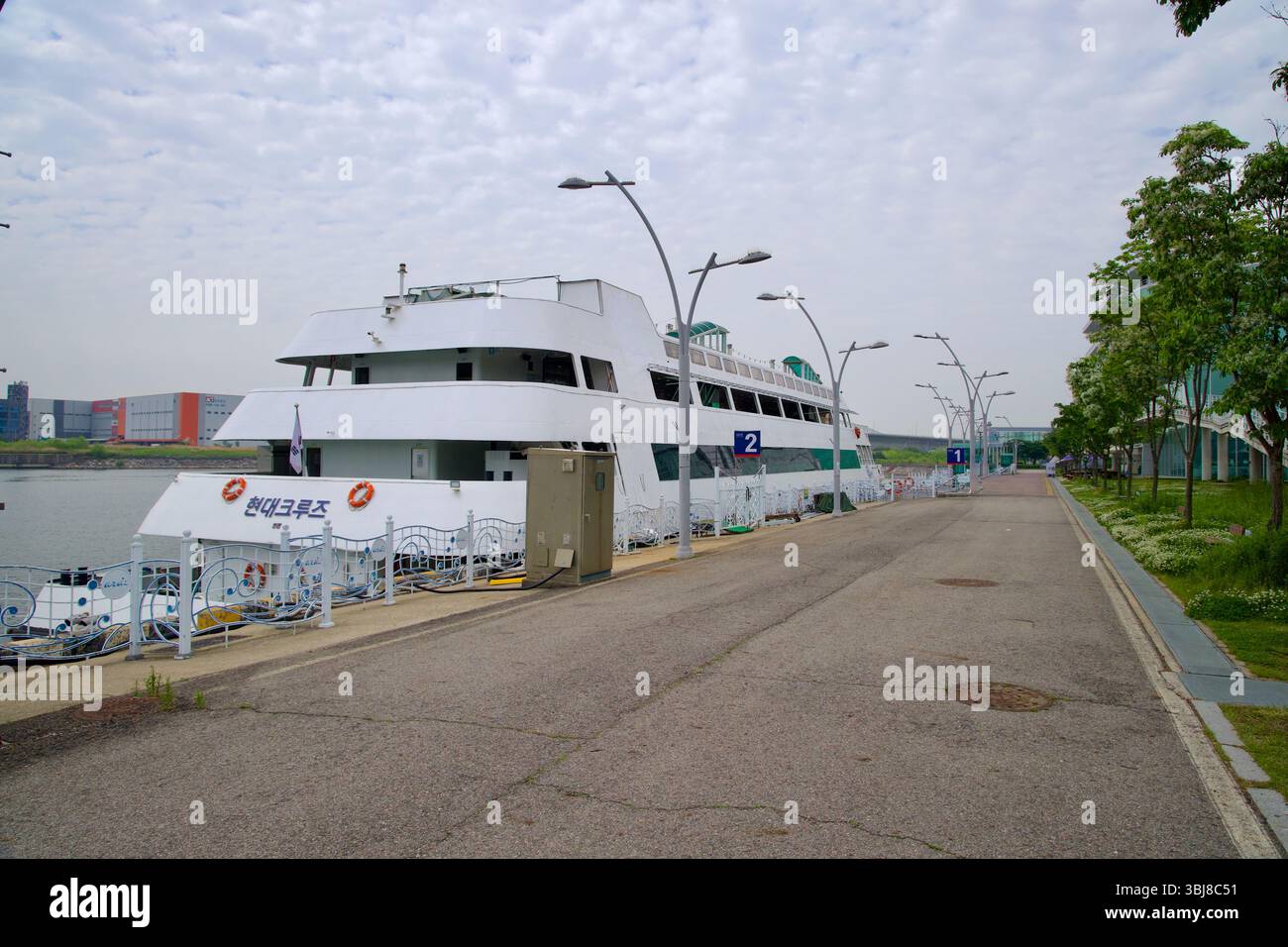Incheon, Corea del Sud - 19 maggio 2025: Una nave da crociera Hyundai è ormeggiata al Molo 2 del terminal passeggeri di Ara Gimpo, che offre escursioni fluviali lungo il fiume Foto Stock