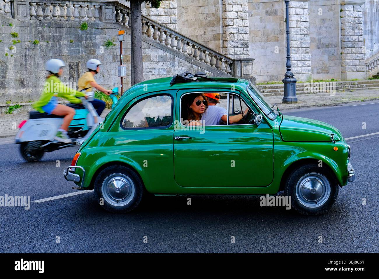 Piccola auto verde italiana Foto Stock
