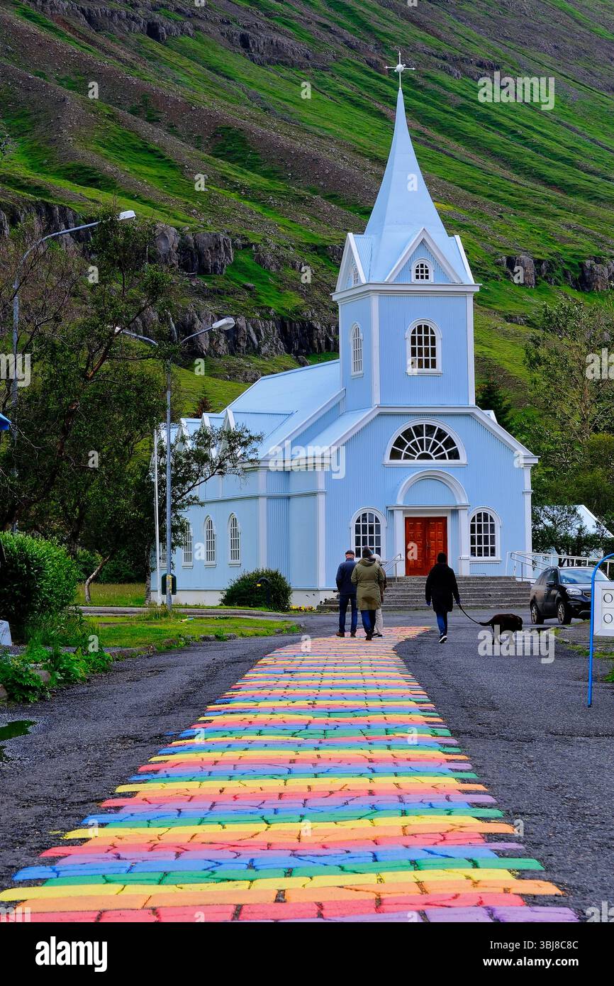 Piccola chiesa con percorso arcobaleno in Islanda Foto Stock