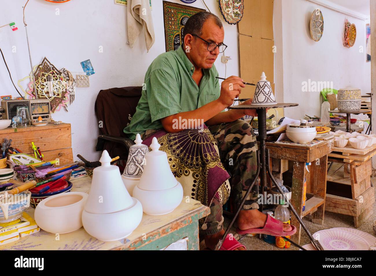 Artista che dipinge ceramiche in Marocco Foto Stock