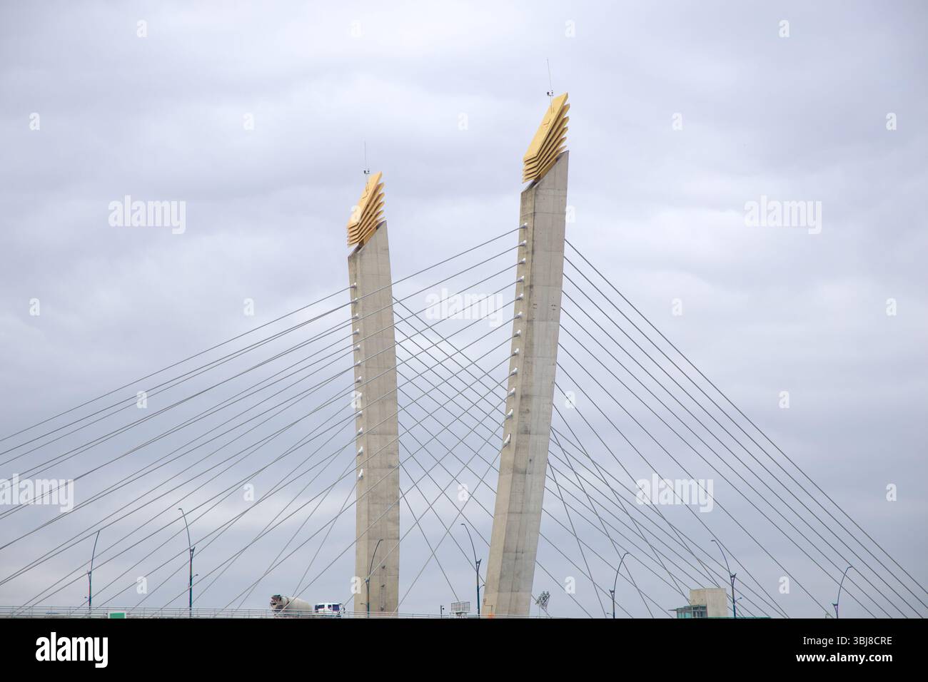 Incheon, Corea del Sud - 19 maggio 2025: Le due iconiche torri a cavo del ponte Baekseok si innalzano in un cielo nuvoloso, supportando l'attraversamento dell'Ara Waterway Foto Stock
