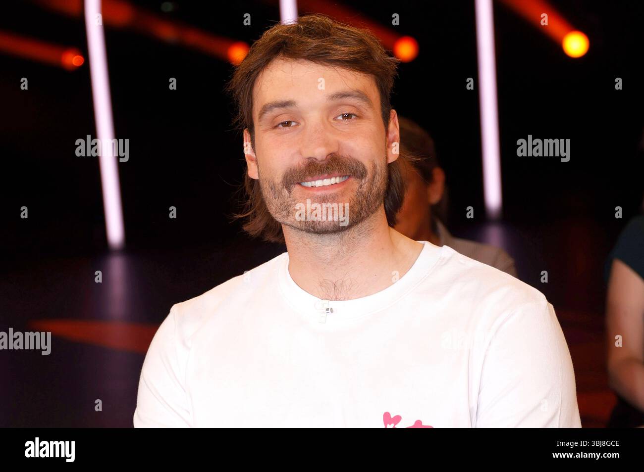 Rick Zabel bei der Aufzeichnung der NDR Talk Show im NDR Fernsehstudio Lokstedt. Amburgo, 13.06.2025 *** Rick Zabel alla registrazione del talk show NDR nello studio televisivo NDR Lokstedt Amburgo, 13 06 2025 foto:xH.xHartmannx/xFuturexImagex ndr talk1306 5639 Foto Stock