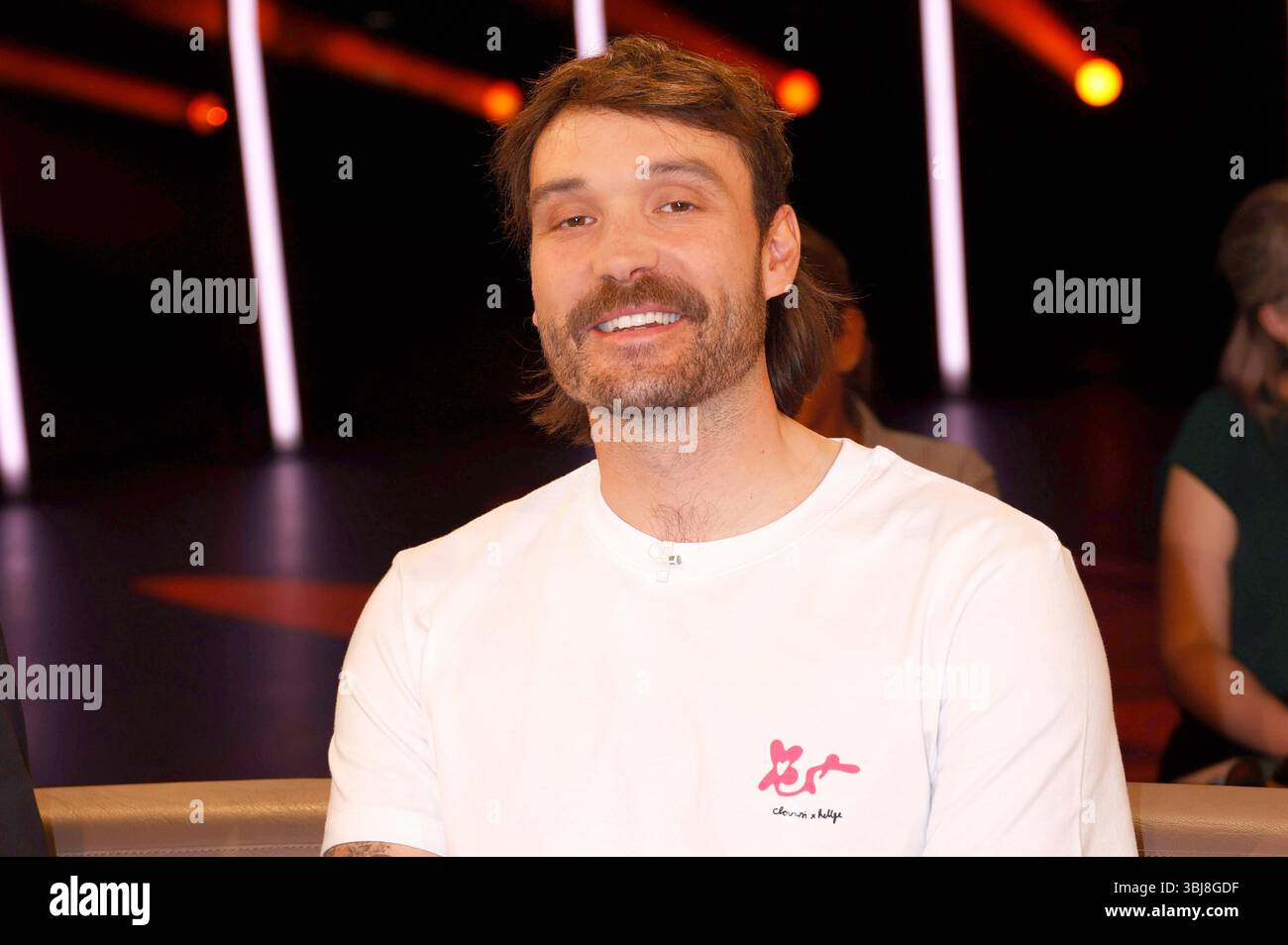Rick Zabel bei der Aufzeichnung der NDR Talk Show im NDR Fernsehstudio Lokstedt. Amburgo, 13.06.2025 *** Rick Zabel alla registrazione del talk show NDR nello studio televisivo NDR Lokstedt Amburgo, 13 06 2025 foto:xH.xHartmannx/xFuturexImagex ndr talk1306 5638 Foto Stock